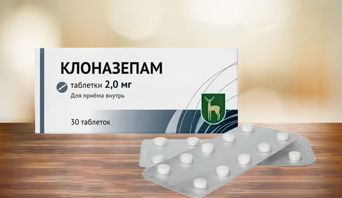 Упаковка таблеток на столе