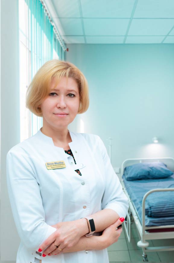 Врач в палате стационара клиники